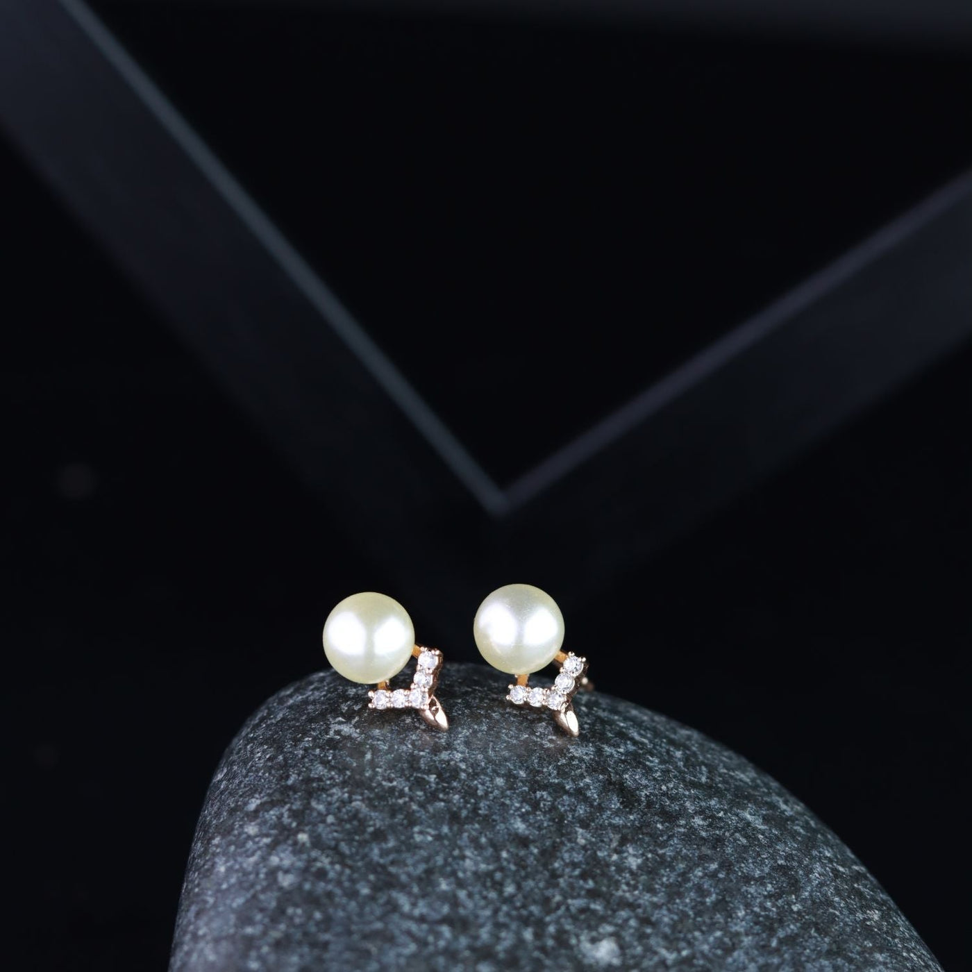 Women's I Jewels Valentine'S Special Rose Gold -Plated & White Contemporary Studs Earrings (E2973) - I Jewels